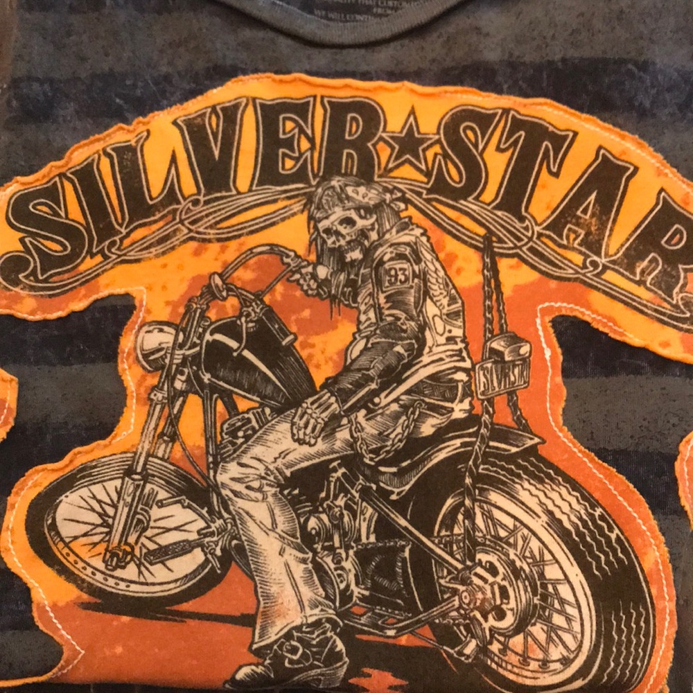 SILVER STAR GRAY/BLACK WITH ORANGE T SHIRT. Size L